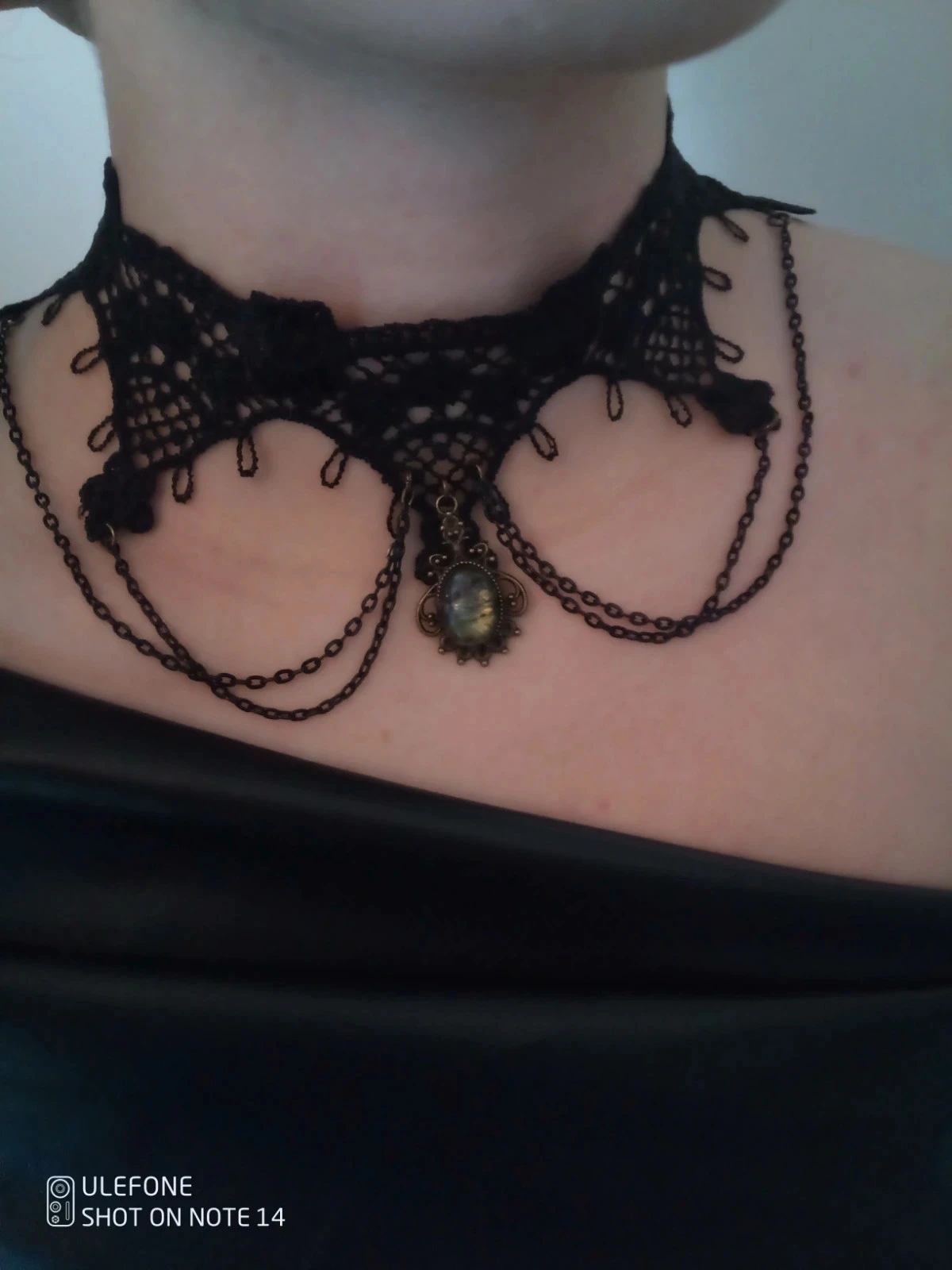 Collier en dentelle noire et pierre de labradorite – photo 3